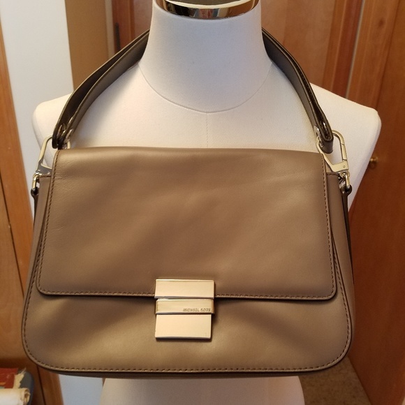 Michael Kors Leather shoulder bag - Picture 1 of 6